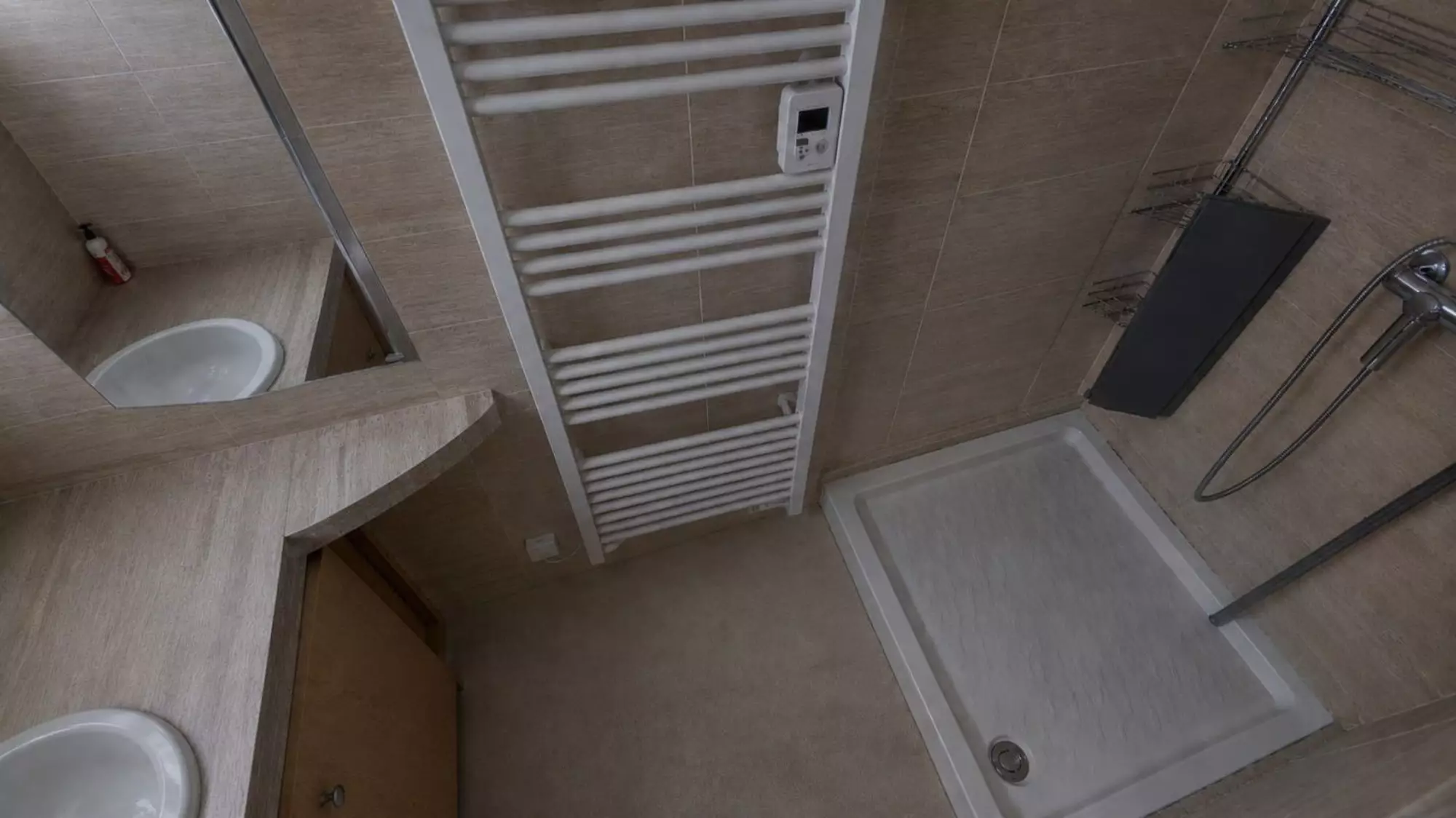 Salle d'eau avec douche